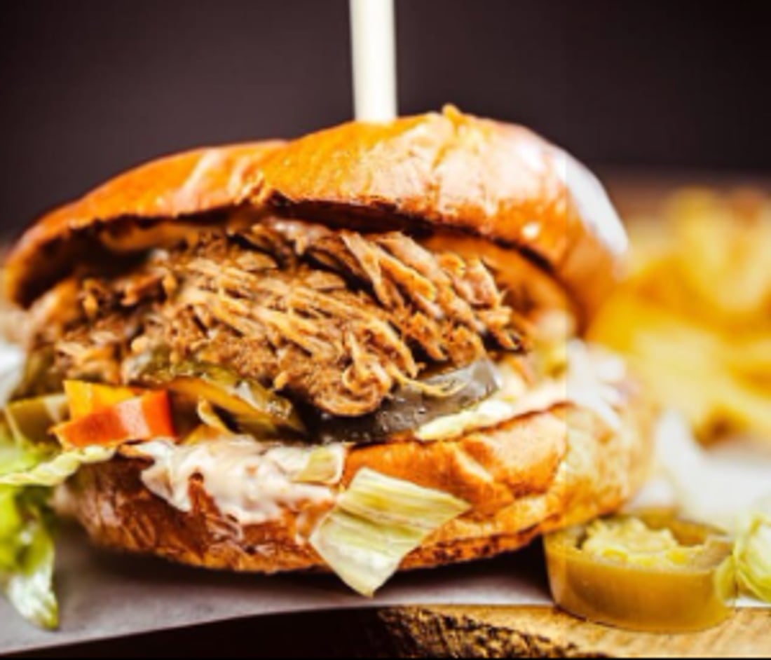Burger z szarpaną wieprzowiną