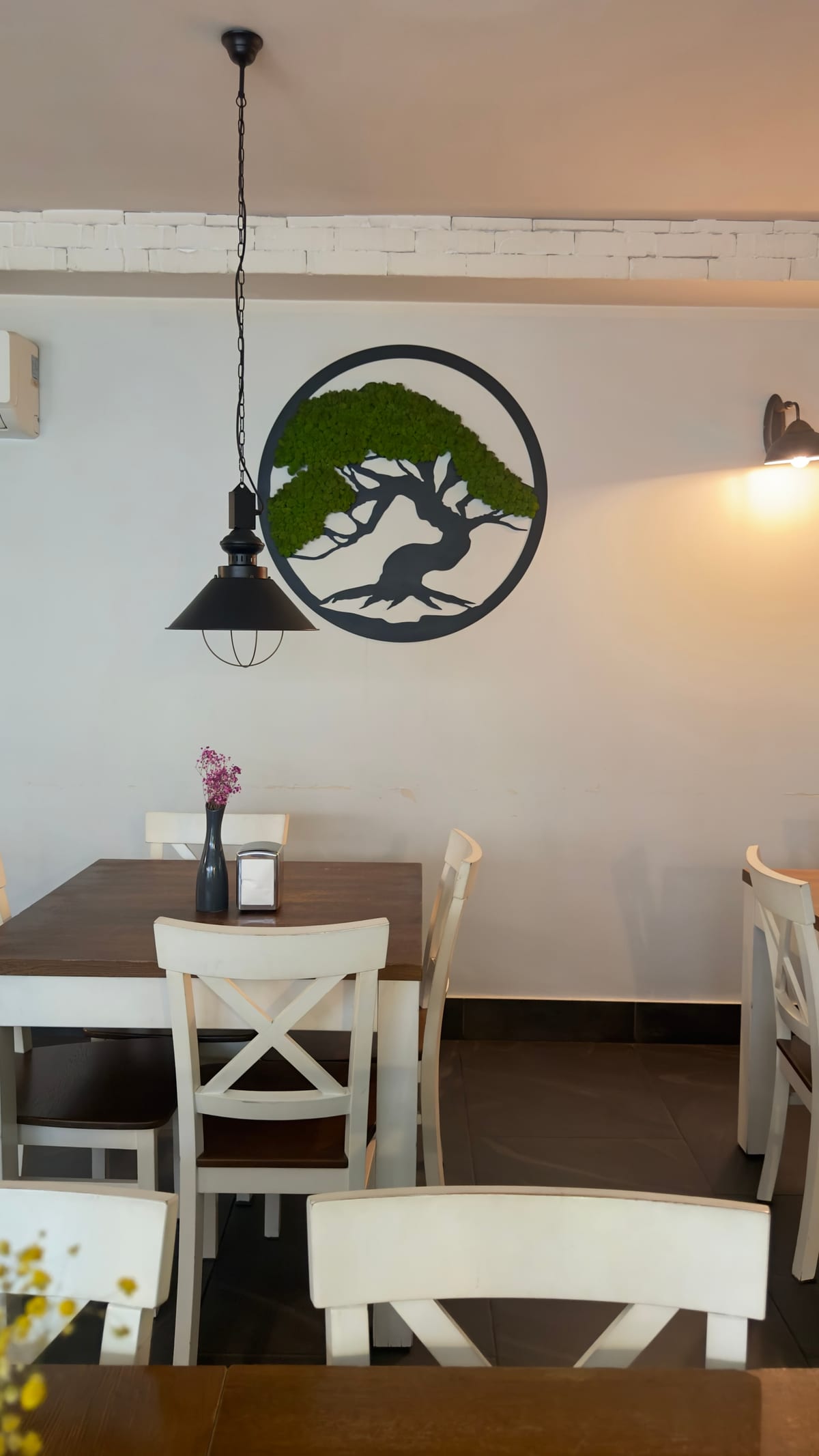 Drzewo z mchu — znak Pizzerii Parkowej