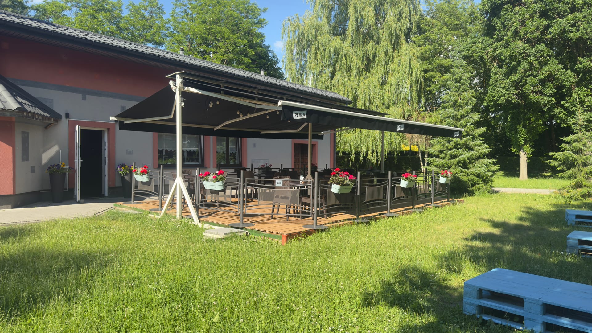 Pizzeria Parkowa — budynek i letni taras otoczony zielenią kraśnickiego parku